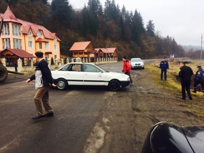 На Міжгірщині авто з трьома пасажирами і дитиною впало з мосту в річку – 03