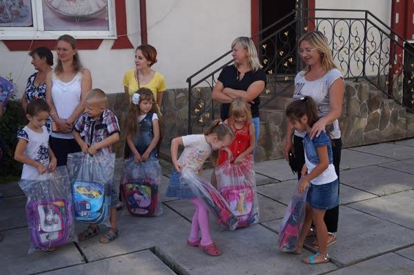 Першокласникам подарували рюкзаки зі шкільним приладдям – 10