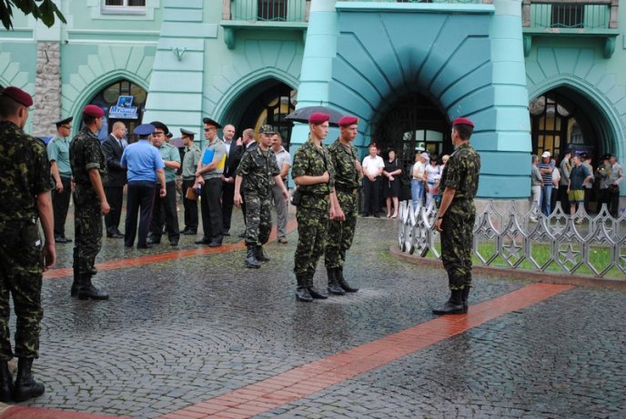 Заради головнокомандувача Збройних Сил України ДАІ перекрило пару вулиць в центрі Мукачева (ФОТО) – 01 Заради головнокомандувача Збройних Сил України ДАІ перекрило пару вулиць в центрі Мукачева (ФОТО) – 01