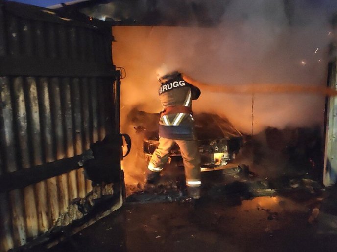 Ввечері згорів гараж, в якому були два автомобілі – 04