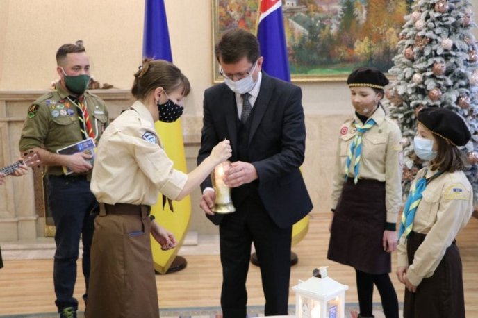 Вифлеємський вогонь миру передали Закарпатській ОДА – 01