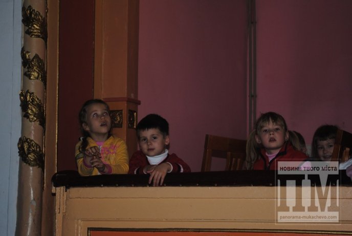 Мукачівським дітлахам показали виставу про Святого Миколая (ФОТО) – 01