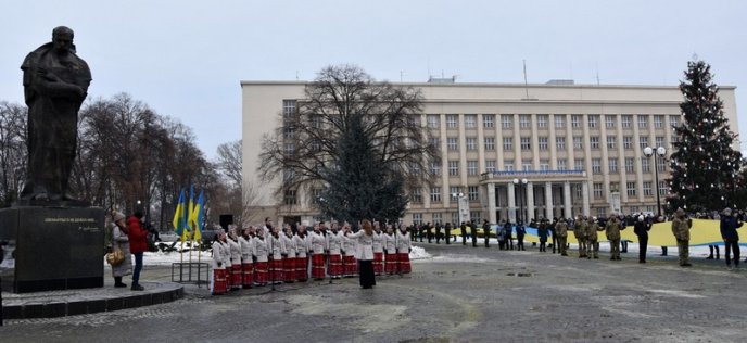 Ужгородом пройшла колона патріотів із 100-метровим жовто-блакитним прапором – 01