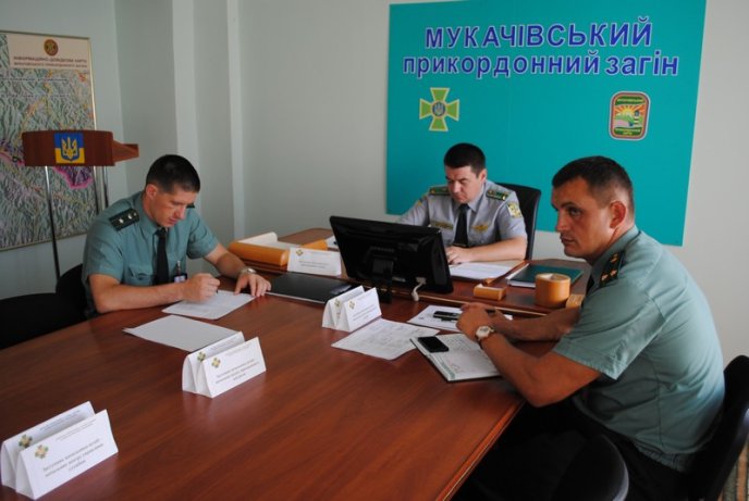 Мукачівські прикордонники разом зі своїми колегами та туроператорами обговорили нові правила перетину кордону для туристів – 06