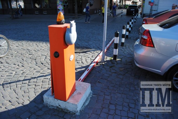 Цієї ночі у Мукачеві невідомі відламали шлагбаум, що знаходиться при в’їзді в центральну частину міста (ФОТО) – 06