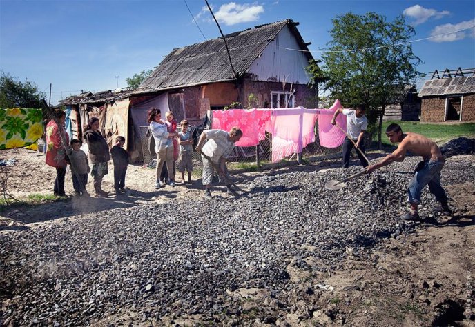 У Великих Лучках ромський табір за два дні зробив дорогу – 07 У Великих Лучках ромський табір за два дні зробив дорогу – 07