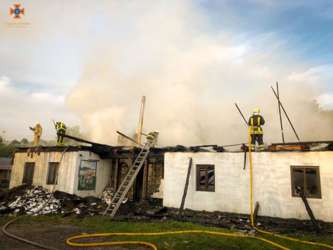 На Закарпатті загорівся житловий будинок – 04