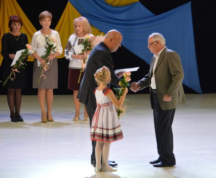 Геннадій Москаль відзначив ужгородську вчительку "Золотим ведмедиком" – 06