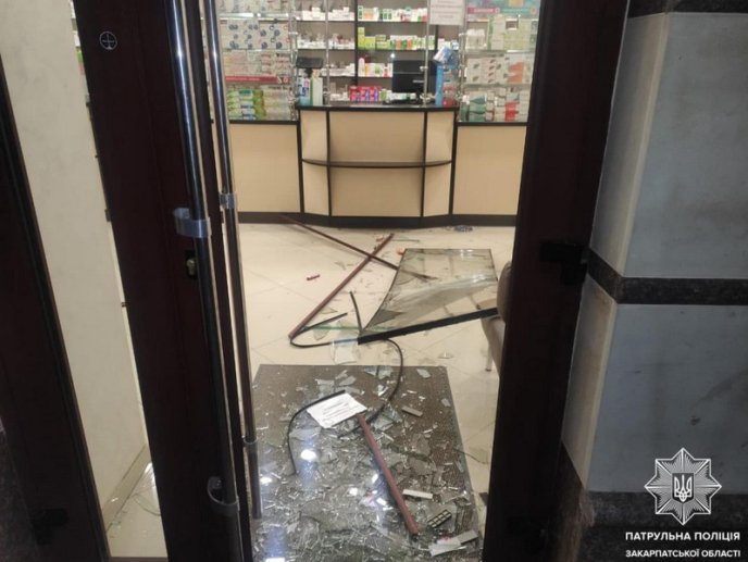 В центральній частині Мукачева чоловік розбив вітрини магазинів та аптеки – 03