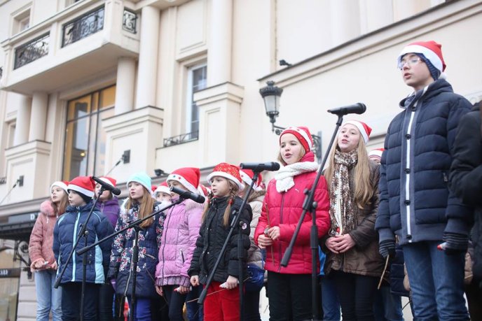 В Ужгороді "католицькі" миколайчики привітали містян зі святом – 12