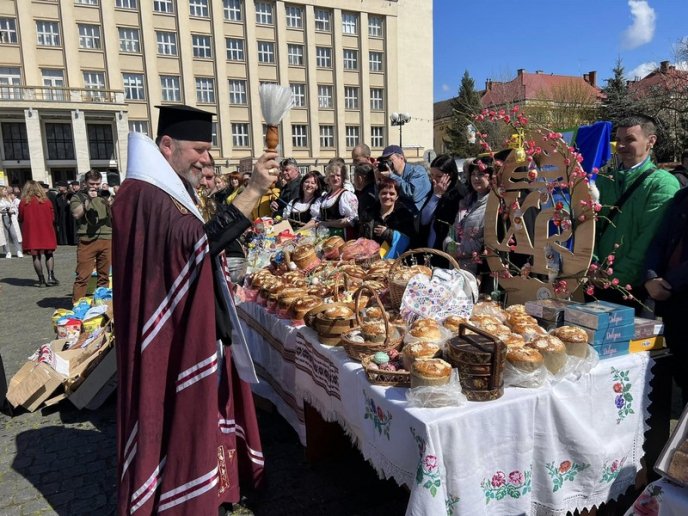 В Ужгороді відбулася благодійна акція "Паска для воїна" – 02 В Ужгороді відбулася благодійна акція "Паска для воїна" – 02