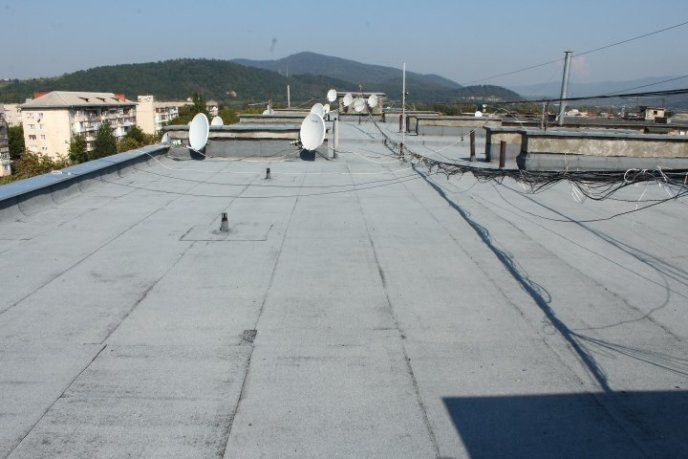 В Мукачеві на семи багатоповерхівках ремонтують дах – 01