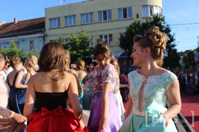 Мукачівські випускники станцювали прощальний вальс у центрі міста – 21