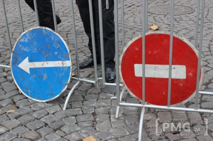 У зв’язку з похоронами єпископа Лайоша Гулачі вулицю Духновича у Мукачеві частково перекрили – 01