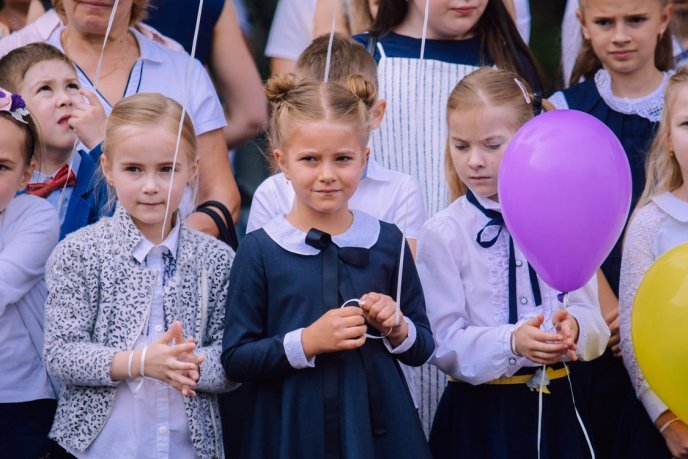 Для 690 ужгородських одинадцятикласників пролунав останній дзвінок – 15