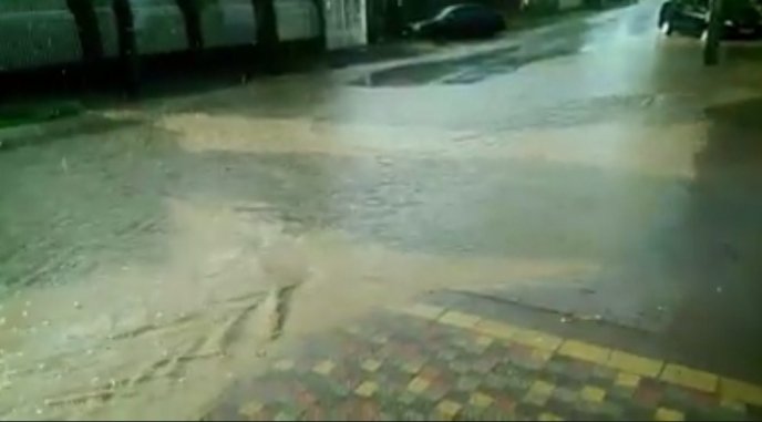 В Ужгороді потужний дощ з градом перетворив вулиці на ріки – 08