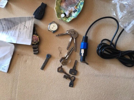 Поліцейські знайшли в домі закарпатця пістолет, гвинтівку та чимало набоїв – 07