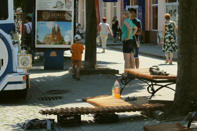 У центрі Мукачева оновлюють лавиці – 07