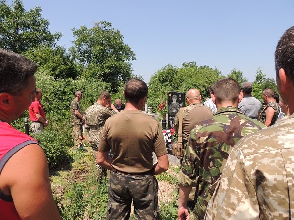У річницю з Дня смерті бійця АТО Роланда Поповича у Берегові провели панахиду – 01