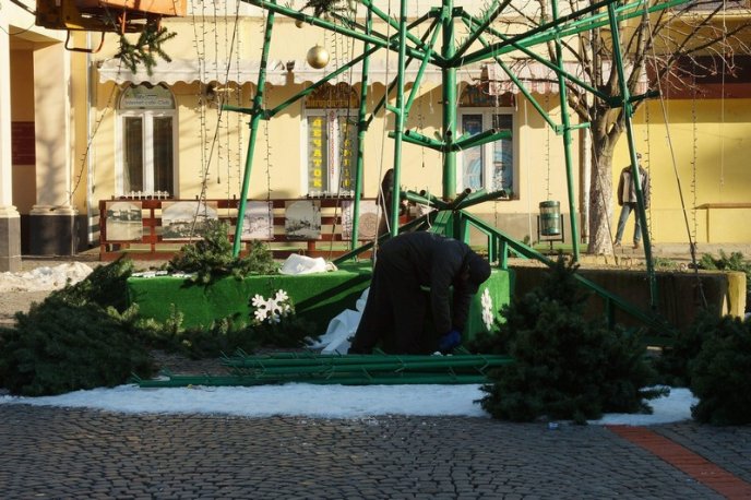 Свята закінчилися: у Мукачеві демонтували головну ялинку міста – 02