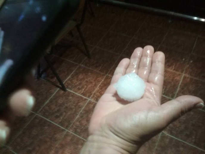 В Ужгороді випав град розміром з горіх – 03