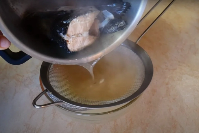 Проціджування рибного бульйону