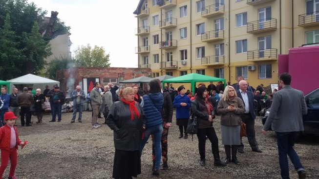 На відкритті стадіону "Автомобіліст" роздавали бограч – 01