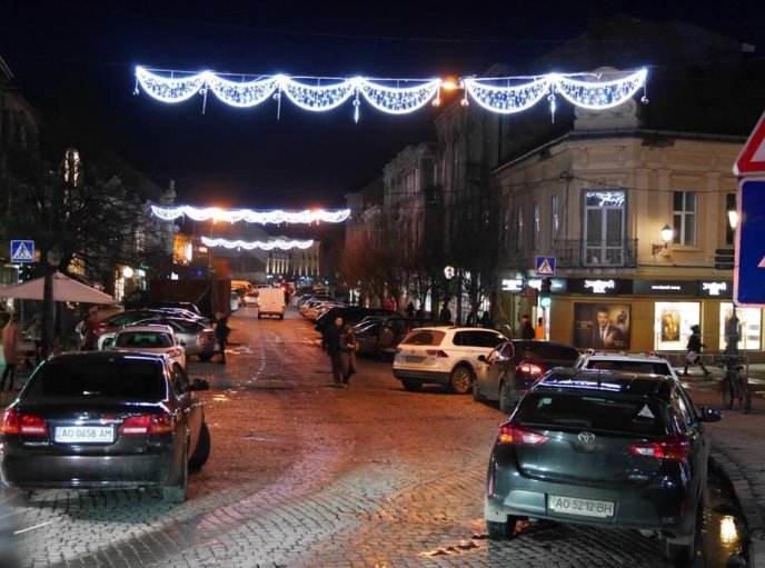 Святкова ілюмінація прикрасила площу Корятовича в Ужгороді – 03