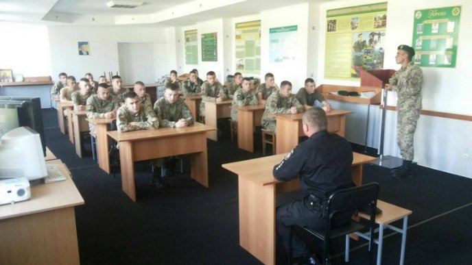 Поліцейські навчали строковиків Чопського прикордонного загону основам безпеки дорожнього руху – 02 Поліцейські навчали строковиків Чопського прикордонного загону основам безпеки дорожнього руху – 02