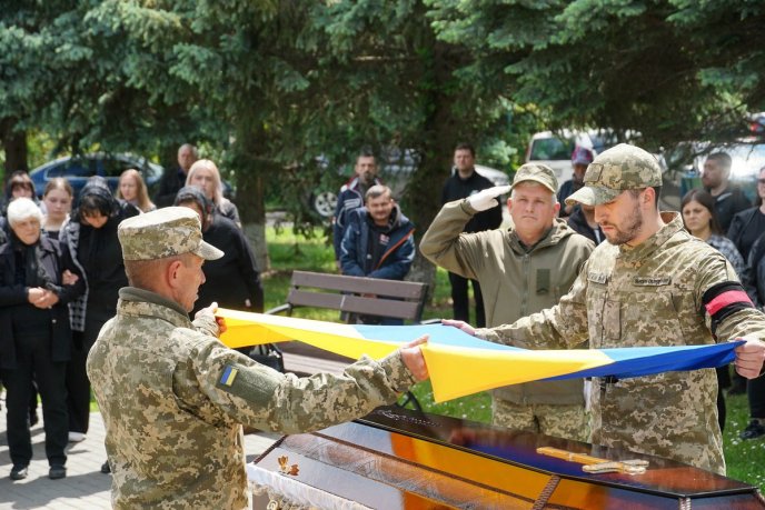 Поховали закарпатця, який загинув, залишаючись до кінця вірним військовій присязі – 05