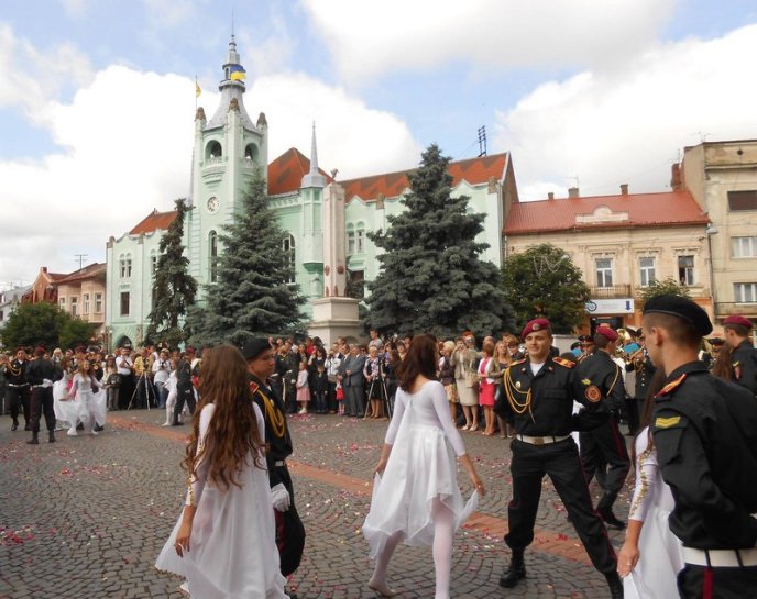 Майбутні військові вальсували на центральній площі міста (ФОТО) – 03