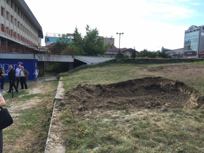 Скандал в Ужгороді: на місці вирубаних ялинок почалося будівництво, але його блокують – 04