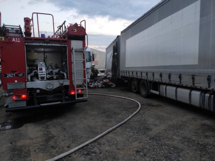 В Ужгороді горіла вантажівка "Рено" – 01