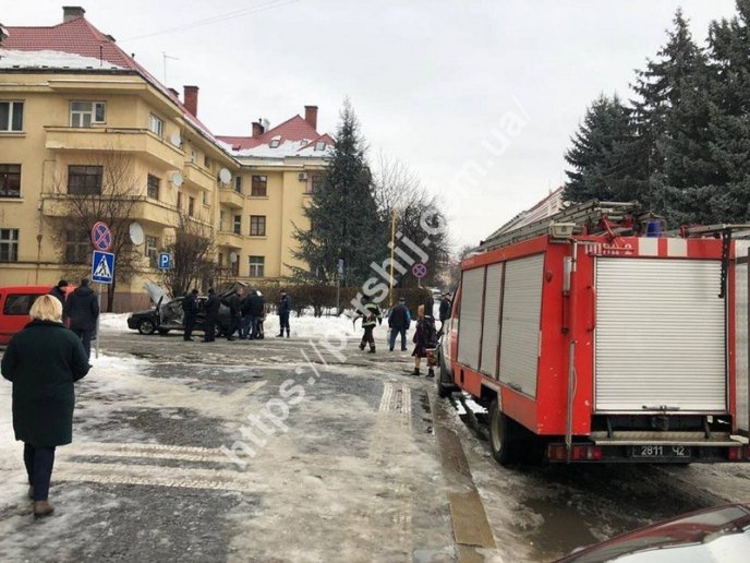 Поблизу Закарпатської ОДА горів автомобіль – 01 Поблизу Закарпатської ОДА горів автомобіль – 01