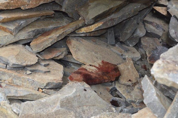 Сліди крові та пляшки алкоголю: у мережі з’явились фотографії з місця завалу кар’єру – 02 Сліди крові та пляшки алкоголю: у мережі з’явились фотографії з місця завалу кар’єру – 02