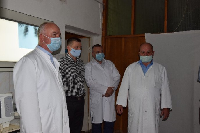 Команда “Слуги народу” передала апарат ШВЛ у Свалявську районну центральну лікарню – 04