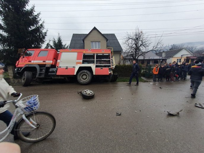 Аварія на Закарпатті: зіткнулись легковик і пожежна машина – 04 Аварія на Закарпатті: зіткнулись легковик і пожежна машина – 04
