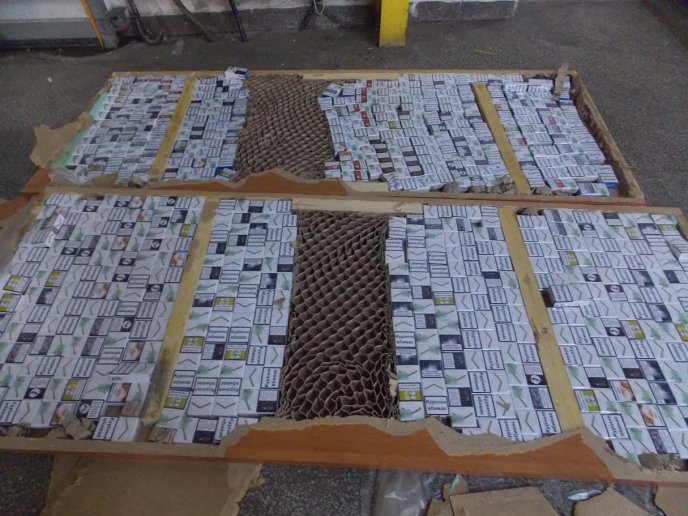 Чоловік спеціально змайстрував двері, щоб возити в них контрабанду – 01