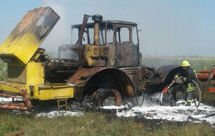 Серед поля загорівся трактор – 02