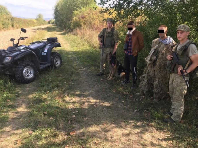 Чотирилапий одразу взяв слід: в області затримали нелегалів – 03