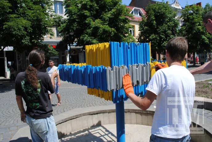 Фонтан у центрі Мукачева став жовто-блакитним (ФОТО) – 10