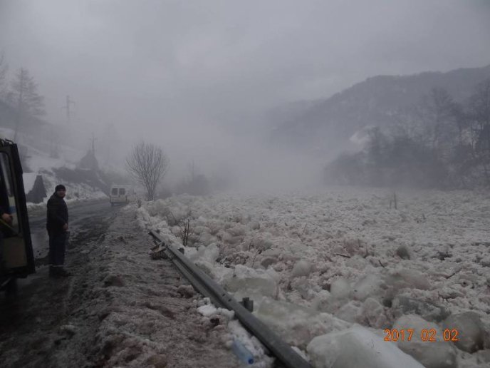 Нищівна негода: величезні брили льоду ламають на своєму шляху огорожі та містки – 03