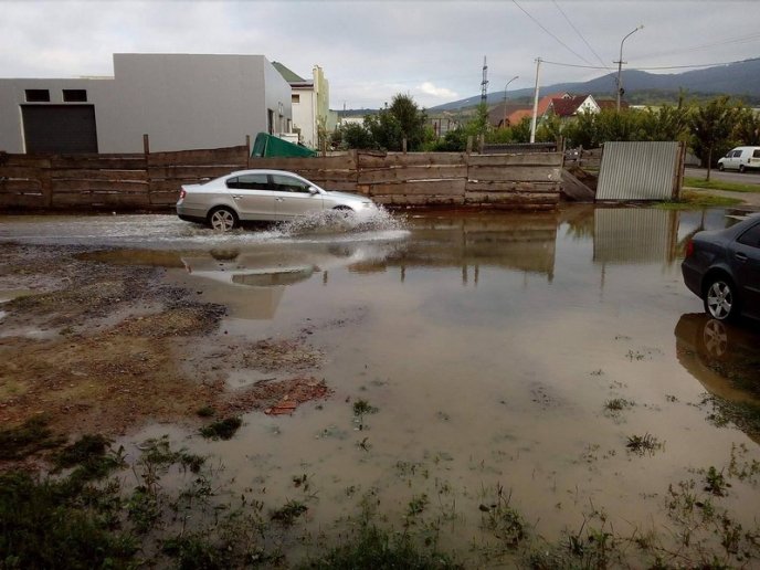 В одному з мікрорайонів Мукачева залило вулиці через прорив труби – 06