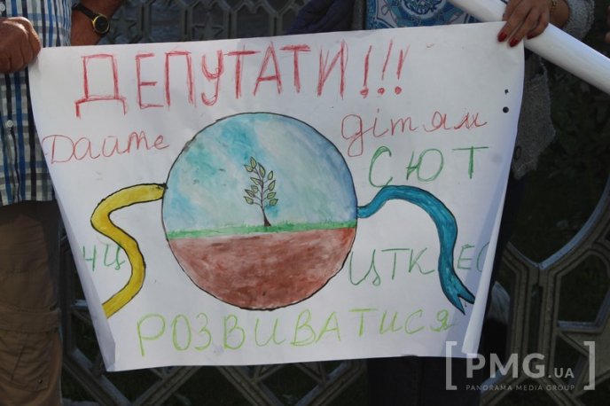 Протести під Ратушею: мукачівці протестують проти реорганізації еколого-натуралістичного центру – 05