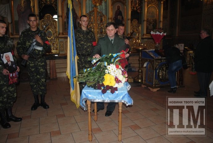 Сотні заплаканих очей провели в останню дорогу загиблого у зоні АТО мукачівця (ФОТОРЕПОРТАЖ) – 18