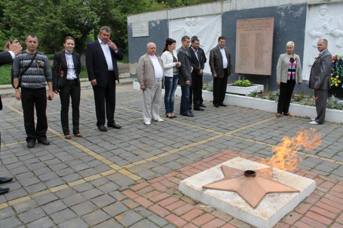 Мукачівські діти покладали квіти до вічного вогню (ФОТОРЕПОРТАЖ) – 11