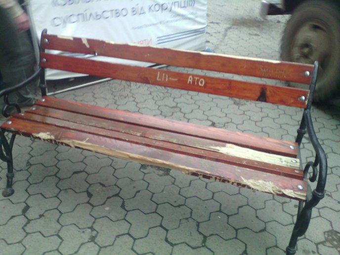 "Народні люстратори" поламали в центрі Ужгорода лавиці, а палатку "завалили" сміттям – 01