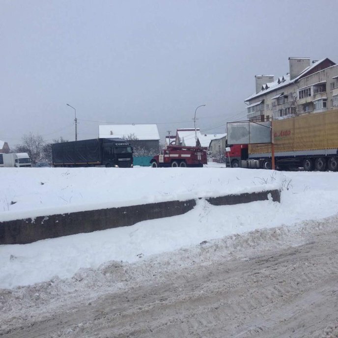 Мукачівські рятувальники визволили зі снігової пастки вантажівку – 01