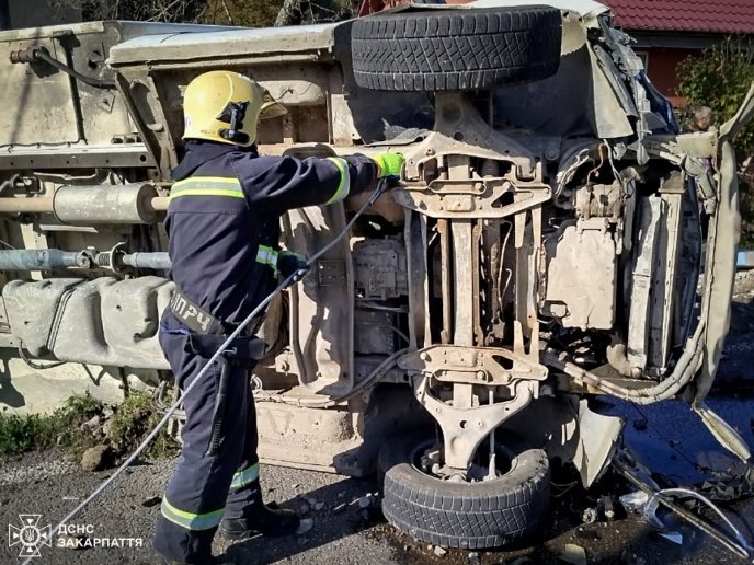 Авто перекинулось на бік: 21-річний мукачівець скоїв аварію на Рахівщині – 01 Аварія у селі Костилівка