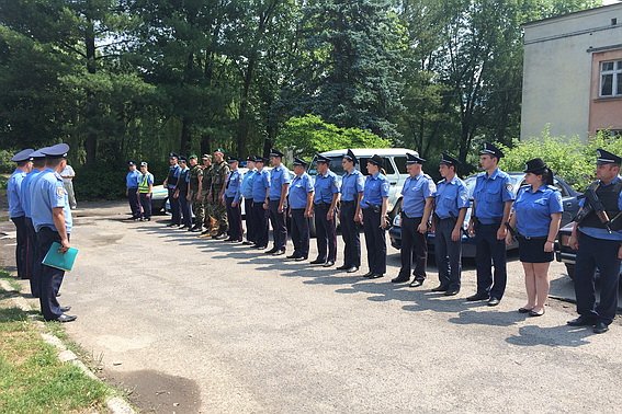 Закарпатські міліціонери вишикувались на центральних площах міст області – 08